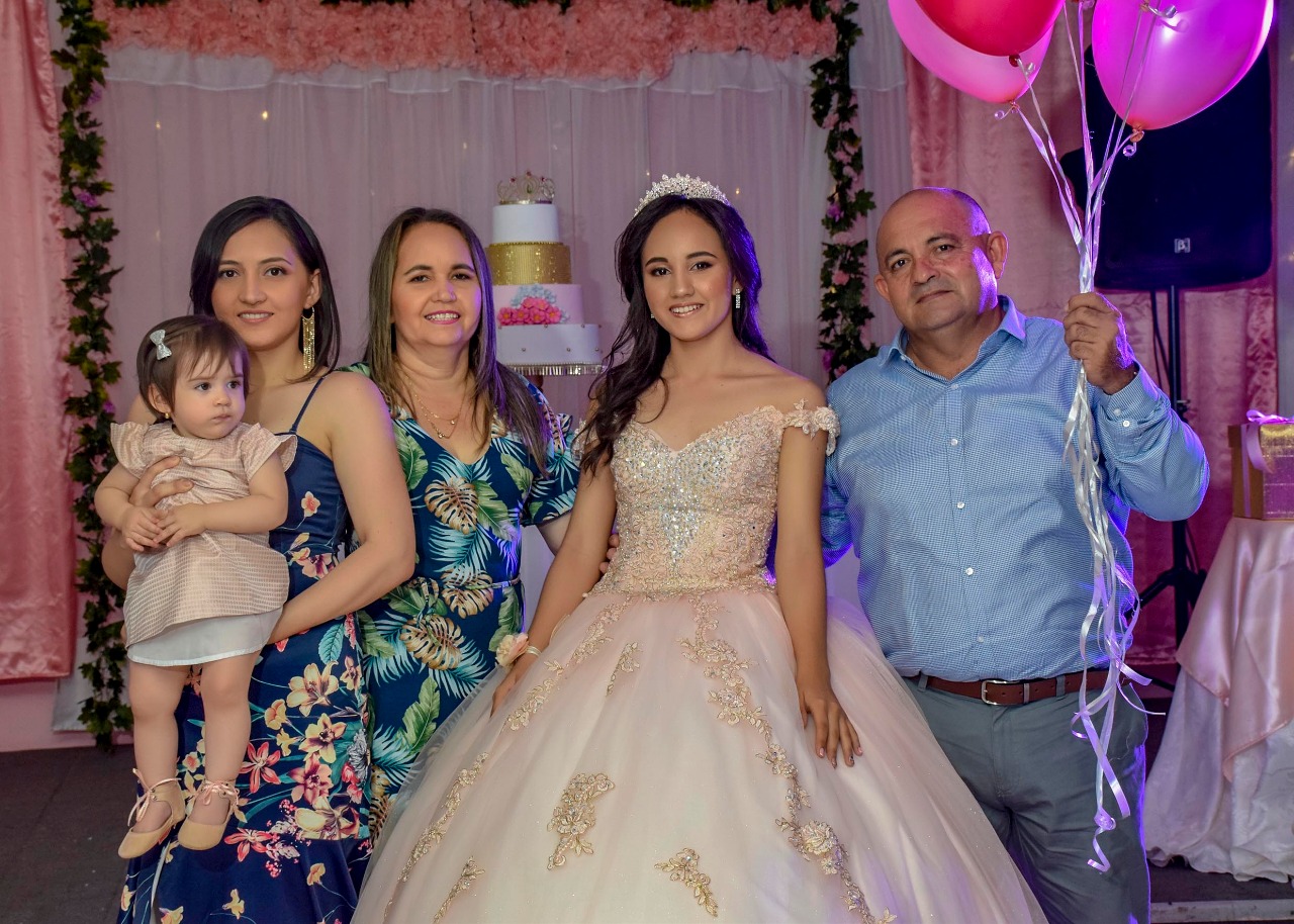 Isabella Falla Cabrera, María Alejandra Cabrera García, Elcy García Ramos, la quinceañera y Jaime Cabrera Gómez.